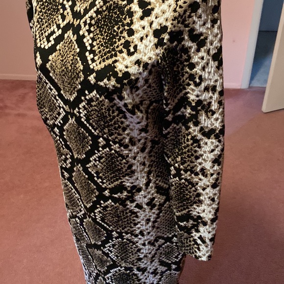 Joseph Ribkoff dress in A-nice texture and sheath fit looks like a snake print - Picture 4 of 4